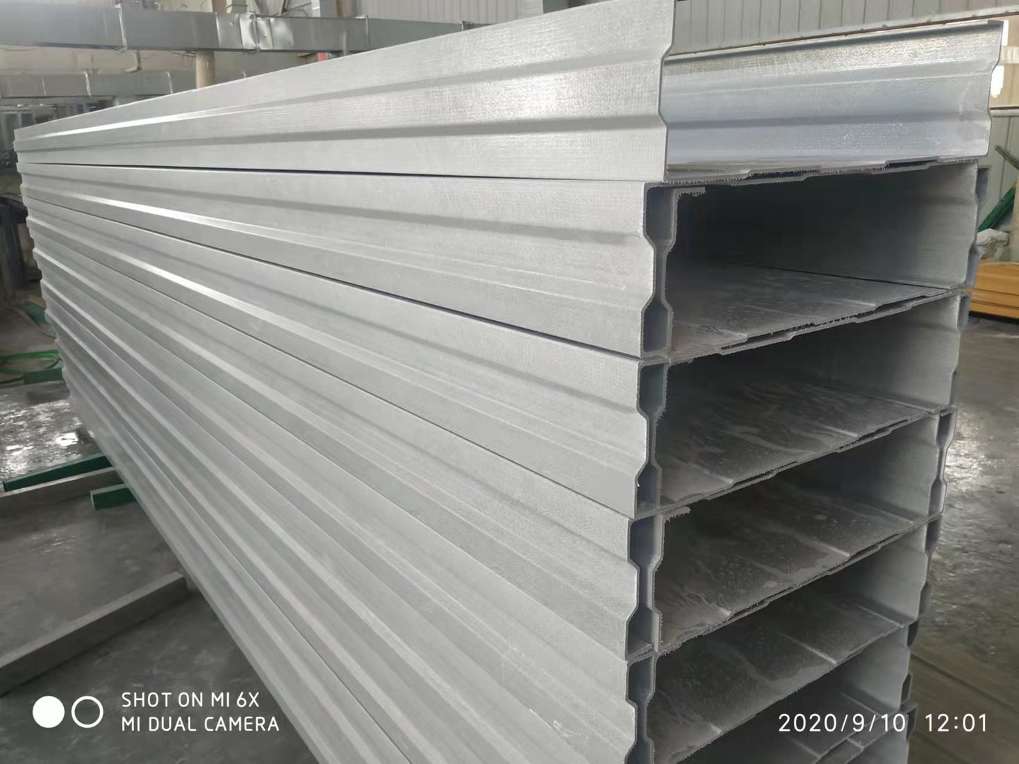 Cấu tạo panel kim loại xếp chồng dùng cho tường chống ồn cao tốc