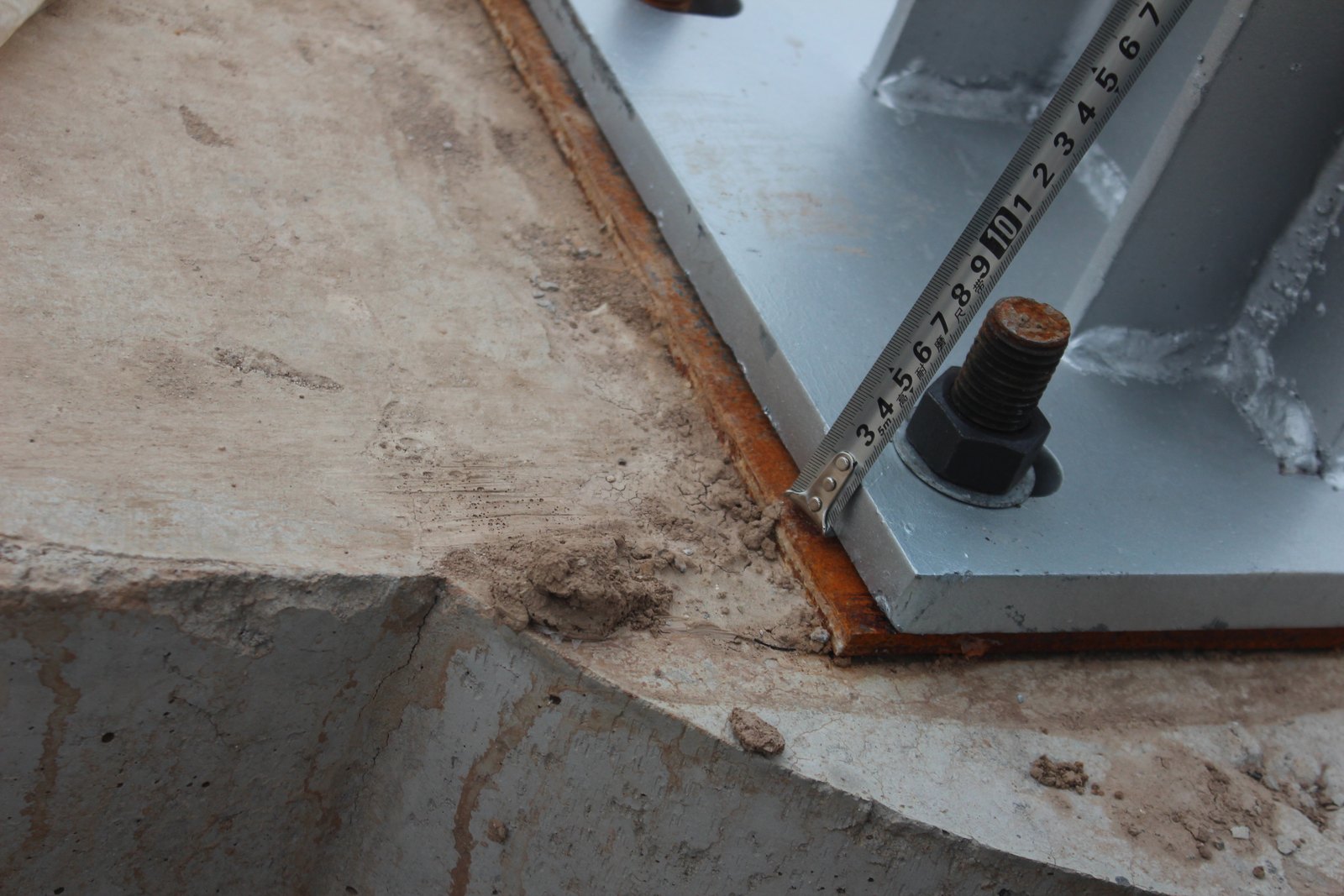 Kiểm tra bulong và bản mã khi thi công tường chống ồn cao tốc