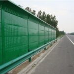 Tường chống ồn cao tốc màu xanh lắp dọc tuyến đường gần khu dân cư