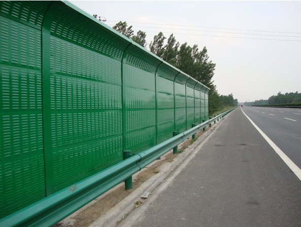 Tường chống ồn cao tốc màu xanh lắp dọc tuyến đường gần khu dân cư