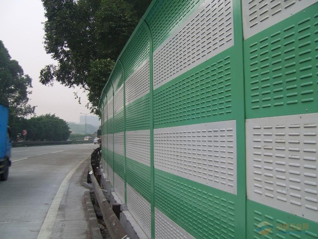 Tường chống ồn cao tốc xanh trắng lắp đặt ven đường