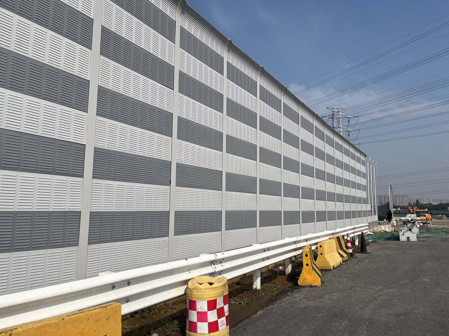 Panel tường chống ồn cao tốc dạng kim loại tiêu âm đã lắp đặt trên tuyến