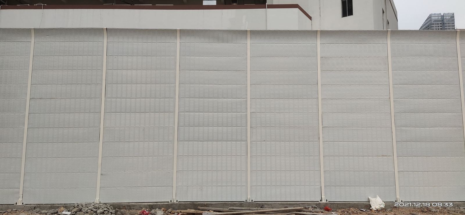 Tấm panel tường chống ồn kim loại cho công trình cao 6m