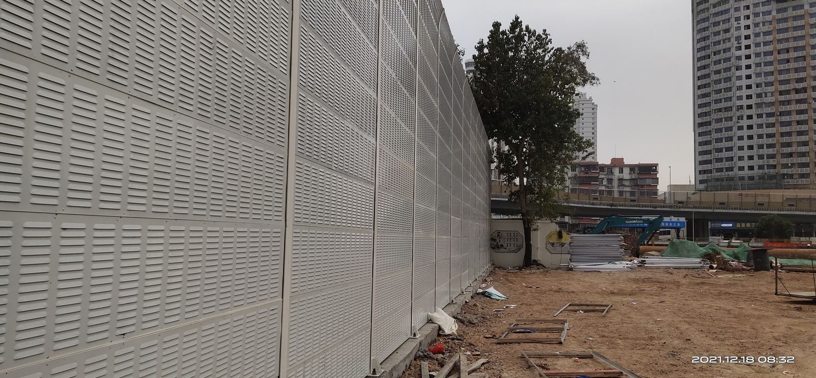 Thi công tường chống ồn nhà máy cao 6m bằng panel thép