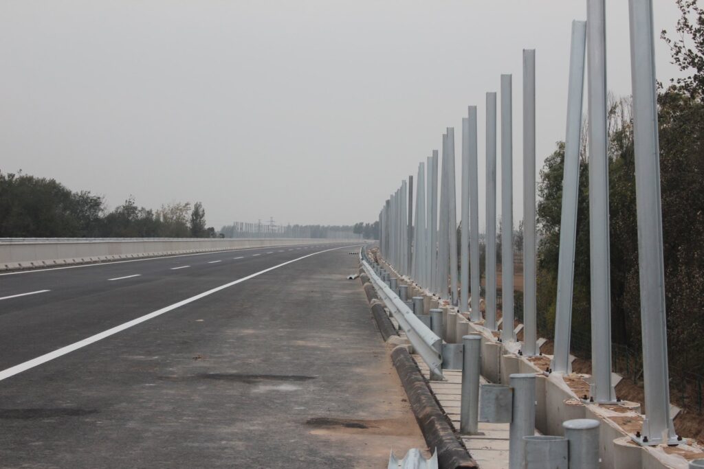 Tuyến trụ thép tường chống ồn cao tốc đang thi công ven đường