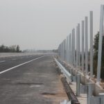 Tuyến trụ thép tường chống ồn cao tốc đang thi công ven đường
