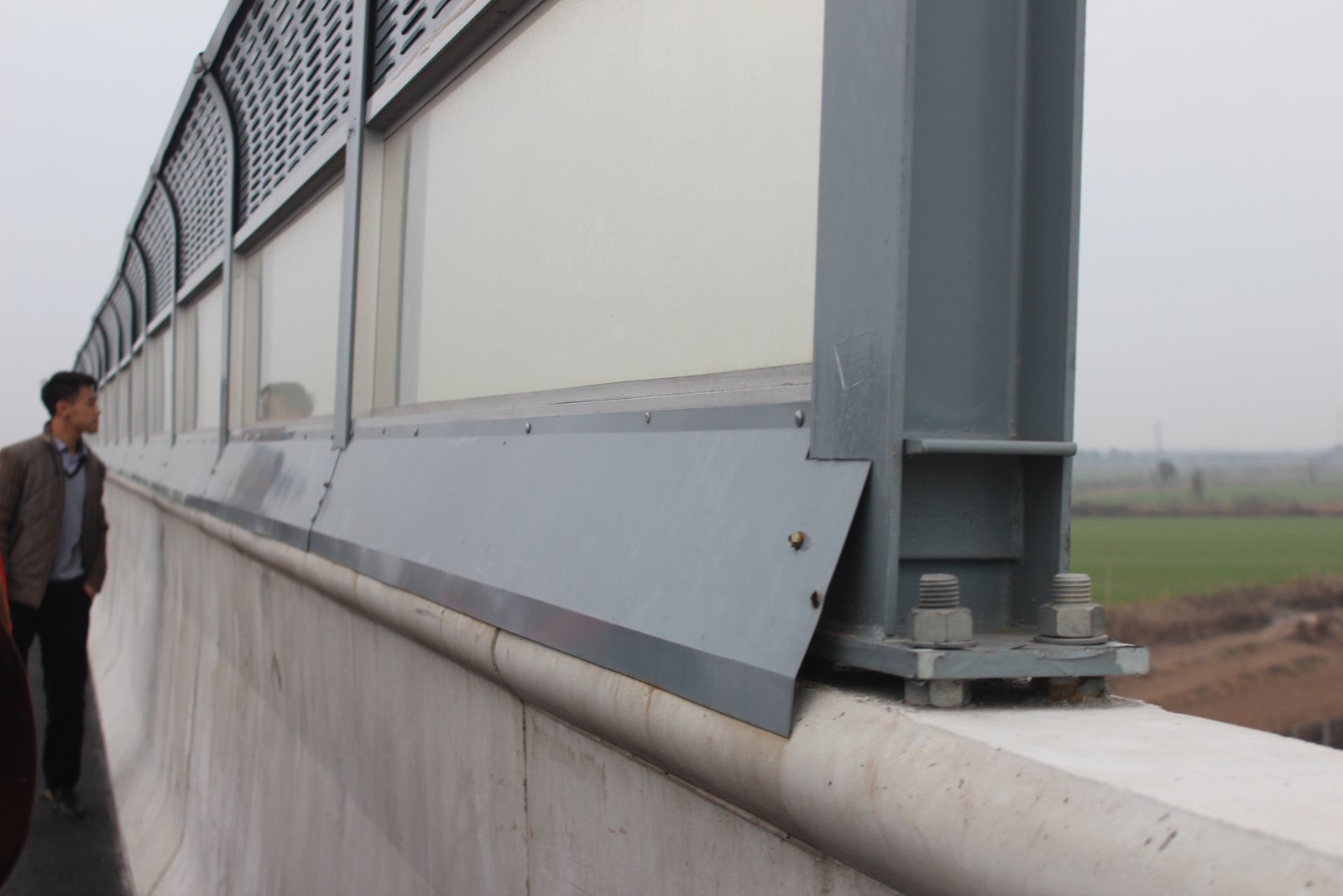 Chi tiết liên kết panel và trụ thép tường chống ồn cao tốc