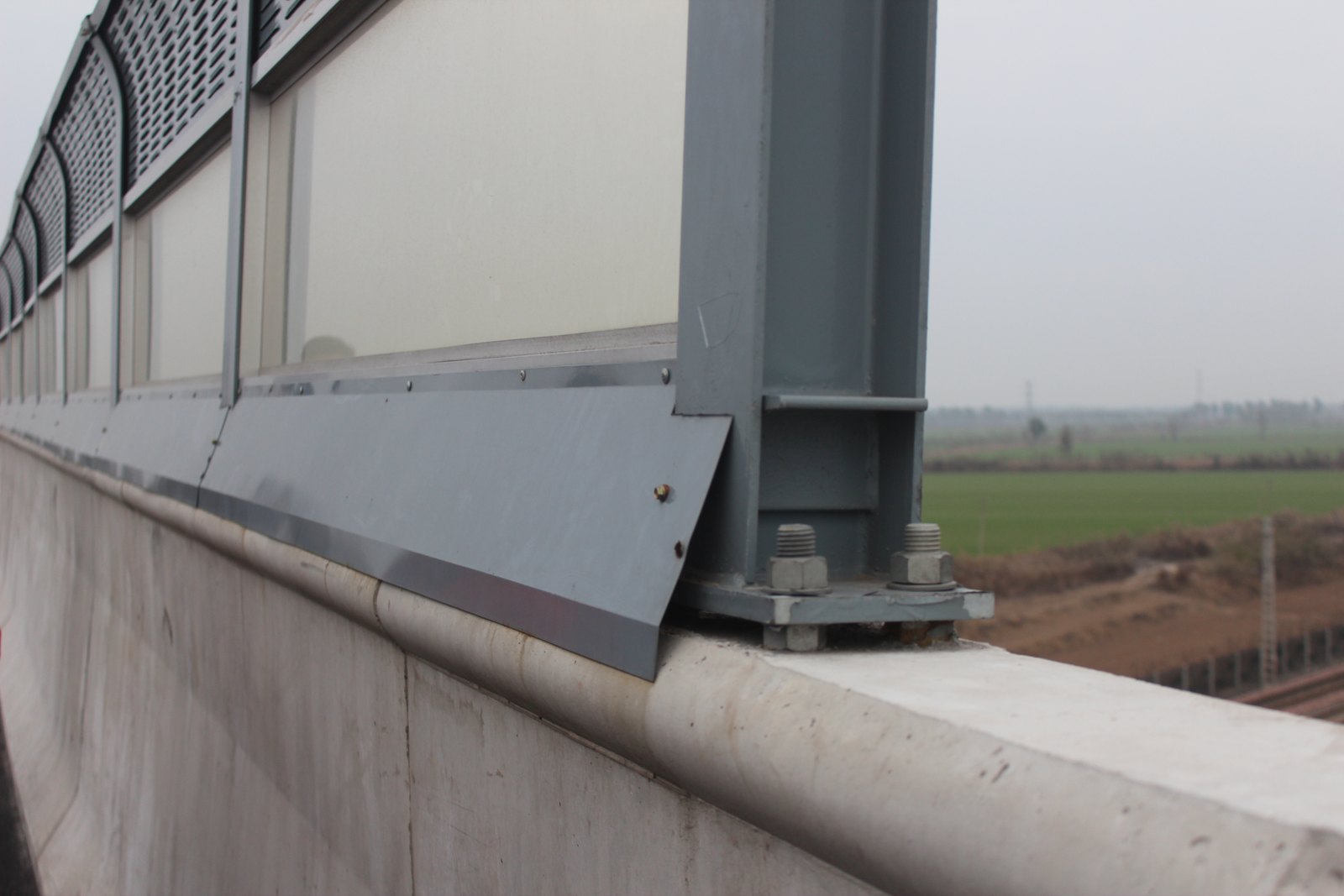Chi tiết chân trụ và panel tường chống ồn cao tốc sau khi lắp đặt