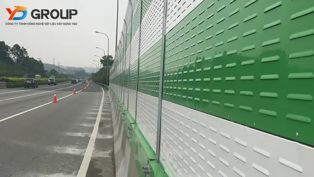 Tường chống ồn cao tốc giúp giảm tiếng ồn giao thông cho khu dân cư ven đường