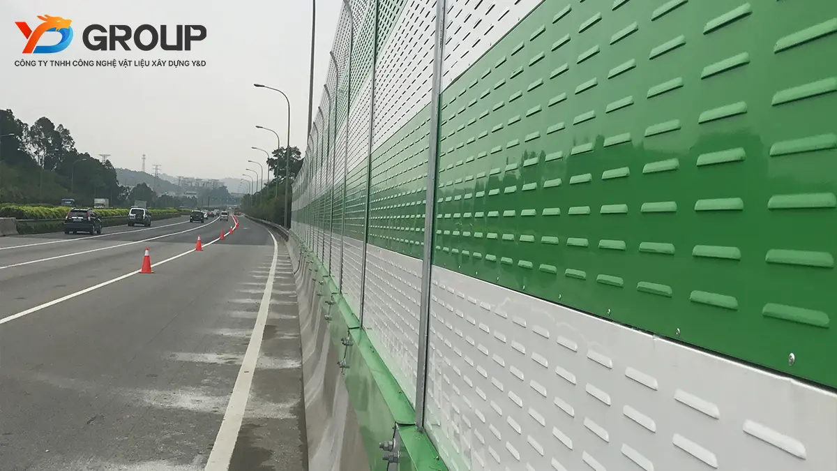 Tường chống ồn đường cao tốc lắp đặt dọc tuyến giảm tiếng ồn cho khu dân cư