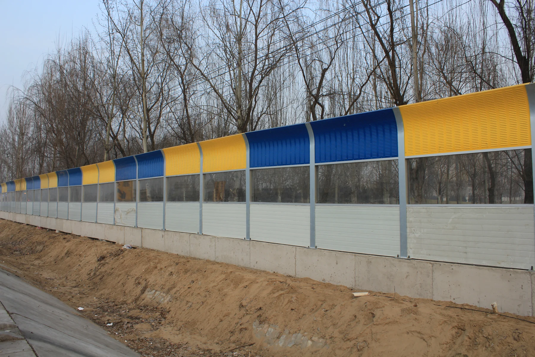 Tường chống ồn cao tốc bằng panel kim loại màu xanh vàng trắng