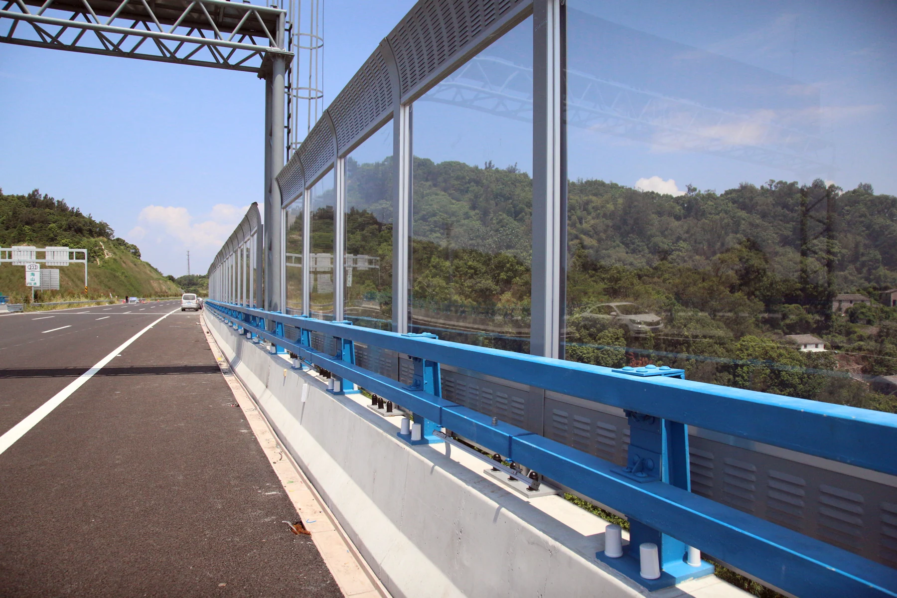 Tường chống ồn lắp dọc cầu đường cao tốc bằng panel kim loại và tấm trong suốt