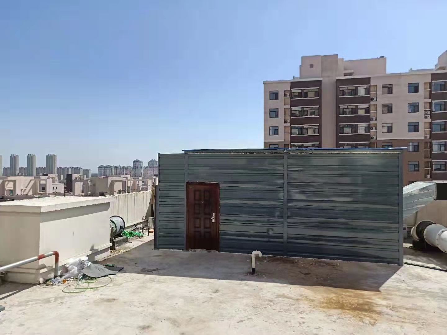 Tường chống ồn khu máy phát điện trên mái công trình