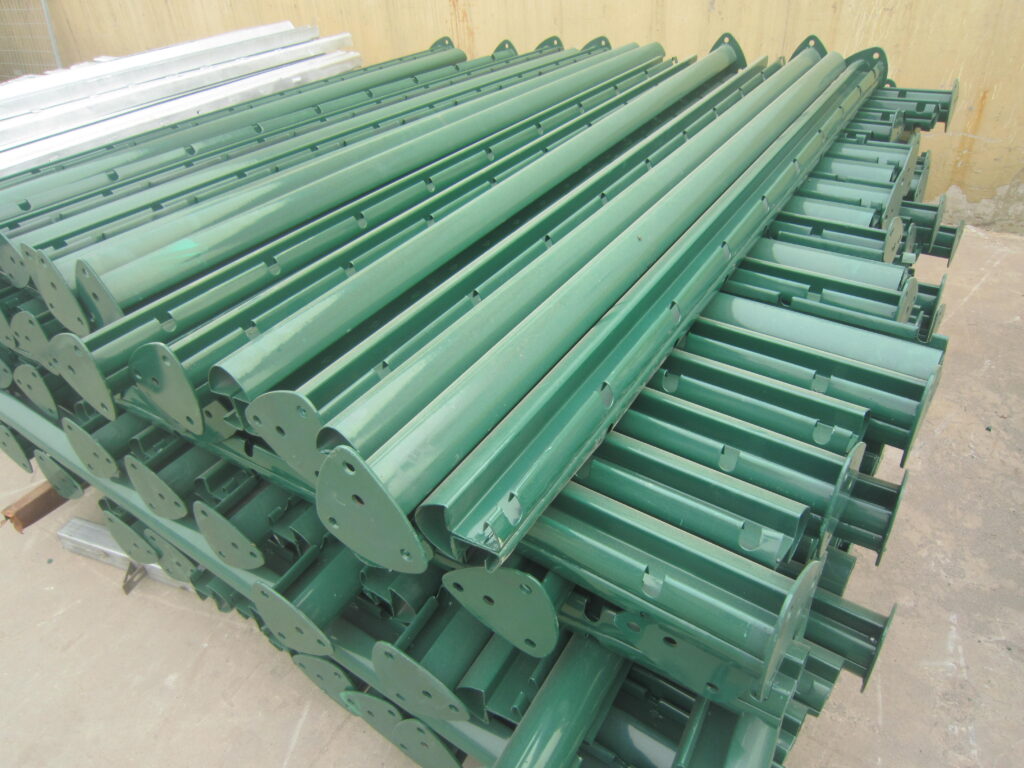 Trụ quả đào hàng rào lưới thép hàn sơn tĩnh điện màu xanh