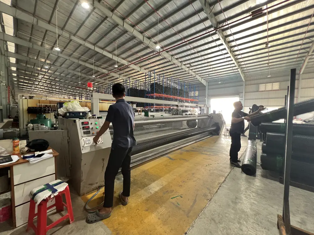 Nhân sự vận hành dây chuyền sản xuất