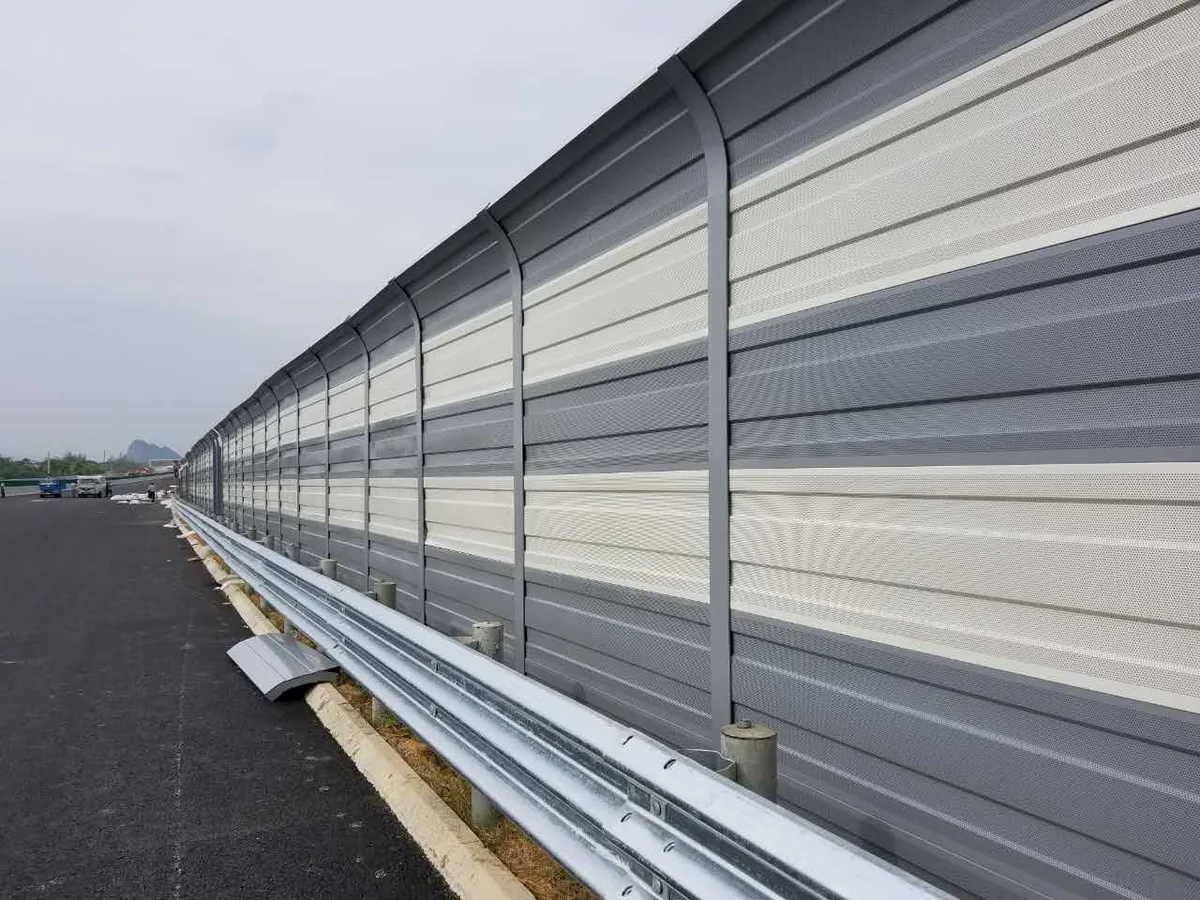 Tường chống ồn cao tốc bằng panel kim loại tiêu âm Y&D lắp dọc lan can đường