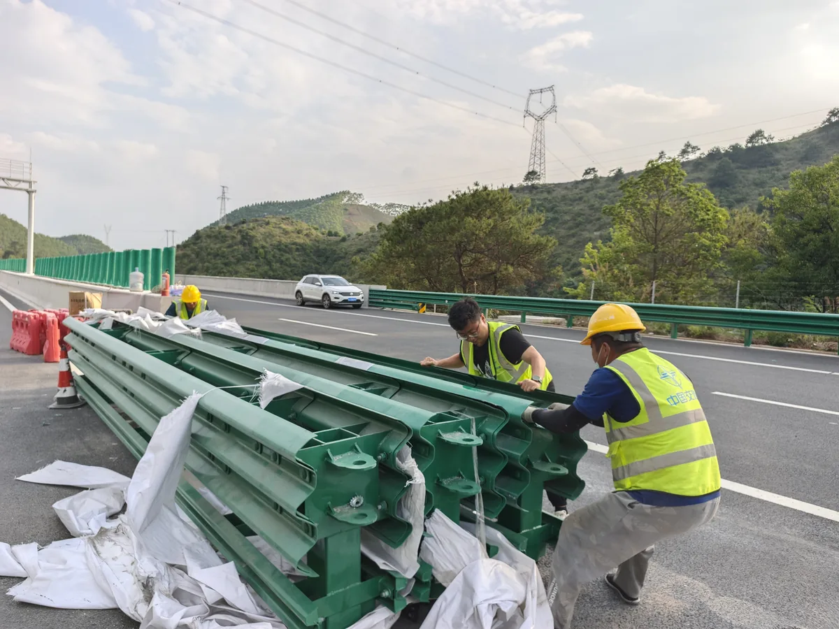Thi công hộ lan tôn sóng sơn xanh trên đường cao tốc