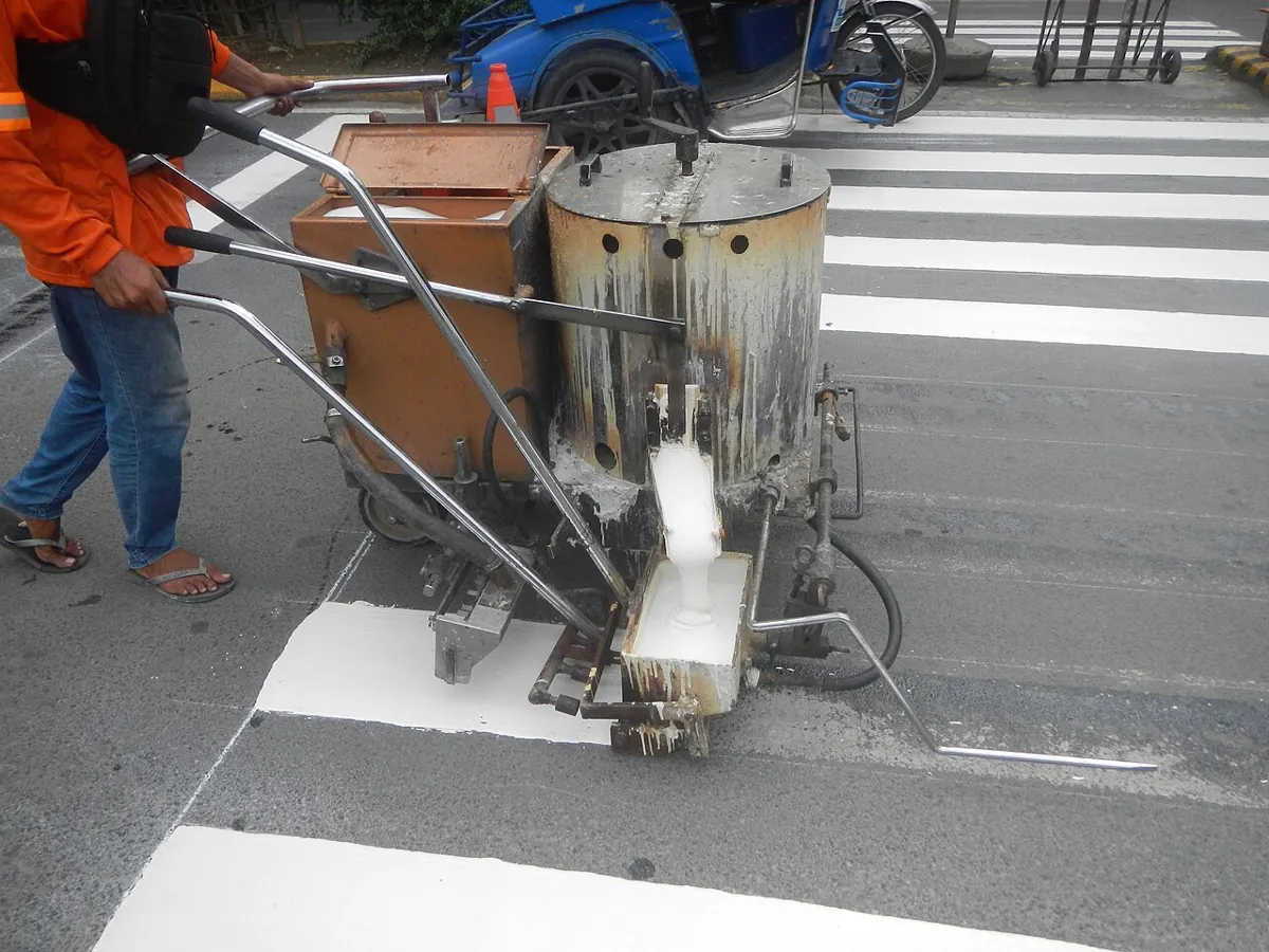 Thi công vạch qua đường bằng sơn nhiệt dẻo trên mặt đường